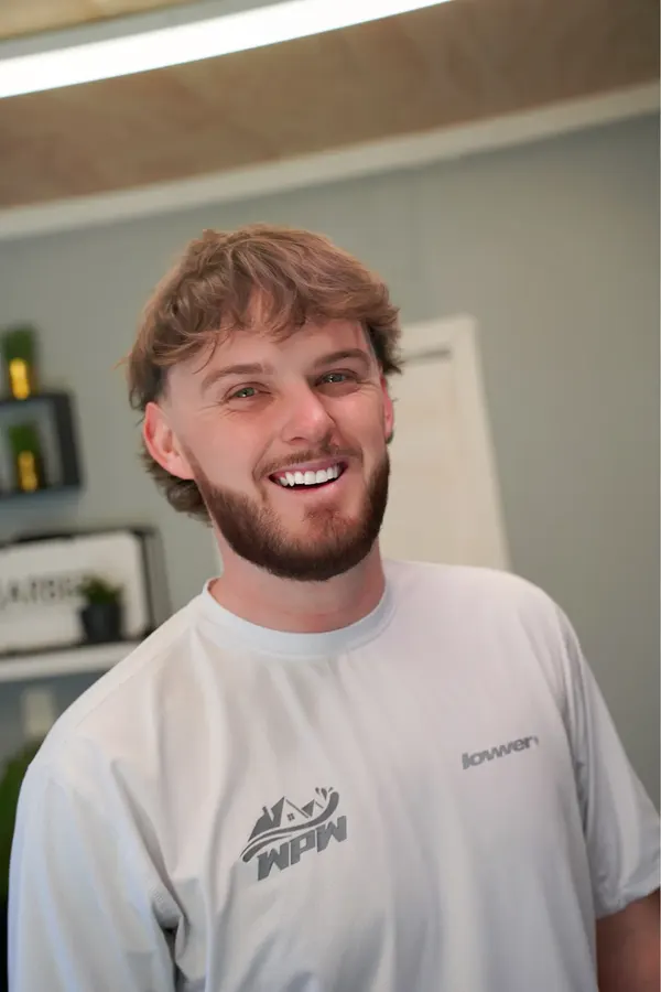 A blond mullet, side profile, cut by Leandro Herrera